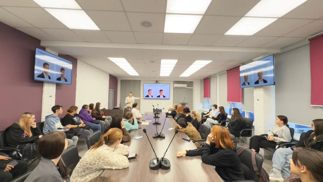 Судьба это или нет?
В мае 2023 года я по телефону дозванивался до "Сибирского колледжа сервиса и технологий", чтобы взять живого дизайнера на практику. Дефицит общения - побочка онлайн работы | Сетка — социальная сеть от hh.ru