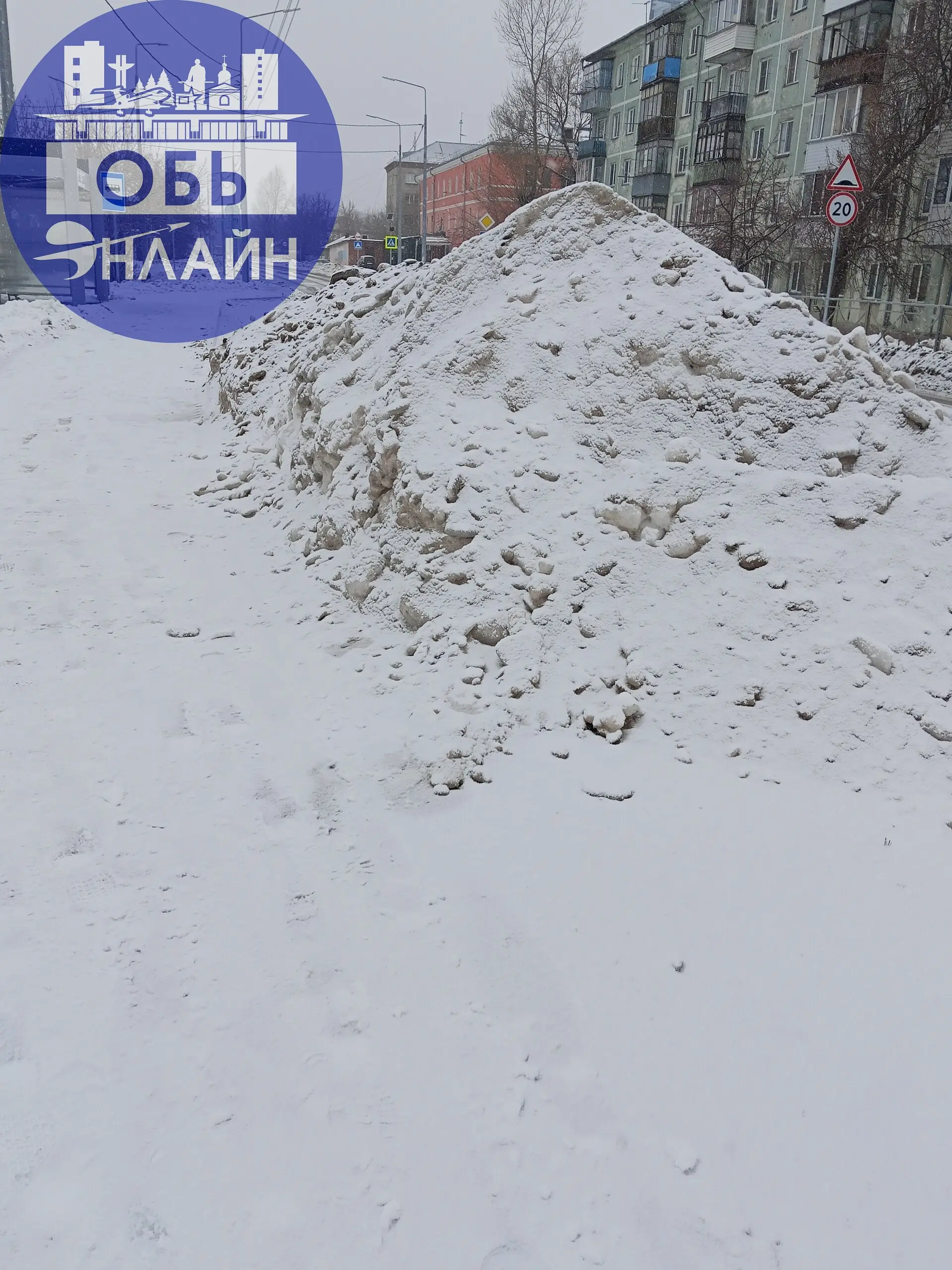↗ Администрация города Оби фото снежного беспредела на ул. Строительной и Железнодорожной отправлены в вышестоящие инстанции. Задолбали в конец не пройти пешком и не проехать с коляской | Сетка — социальная сеть от hh.ru