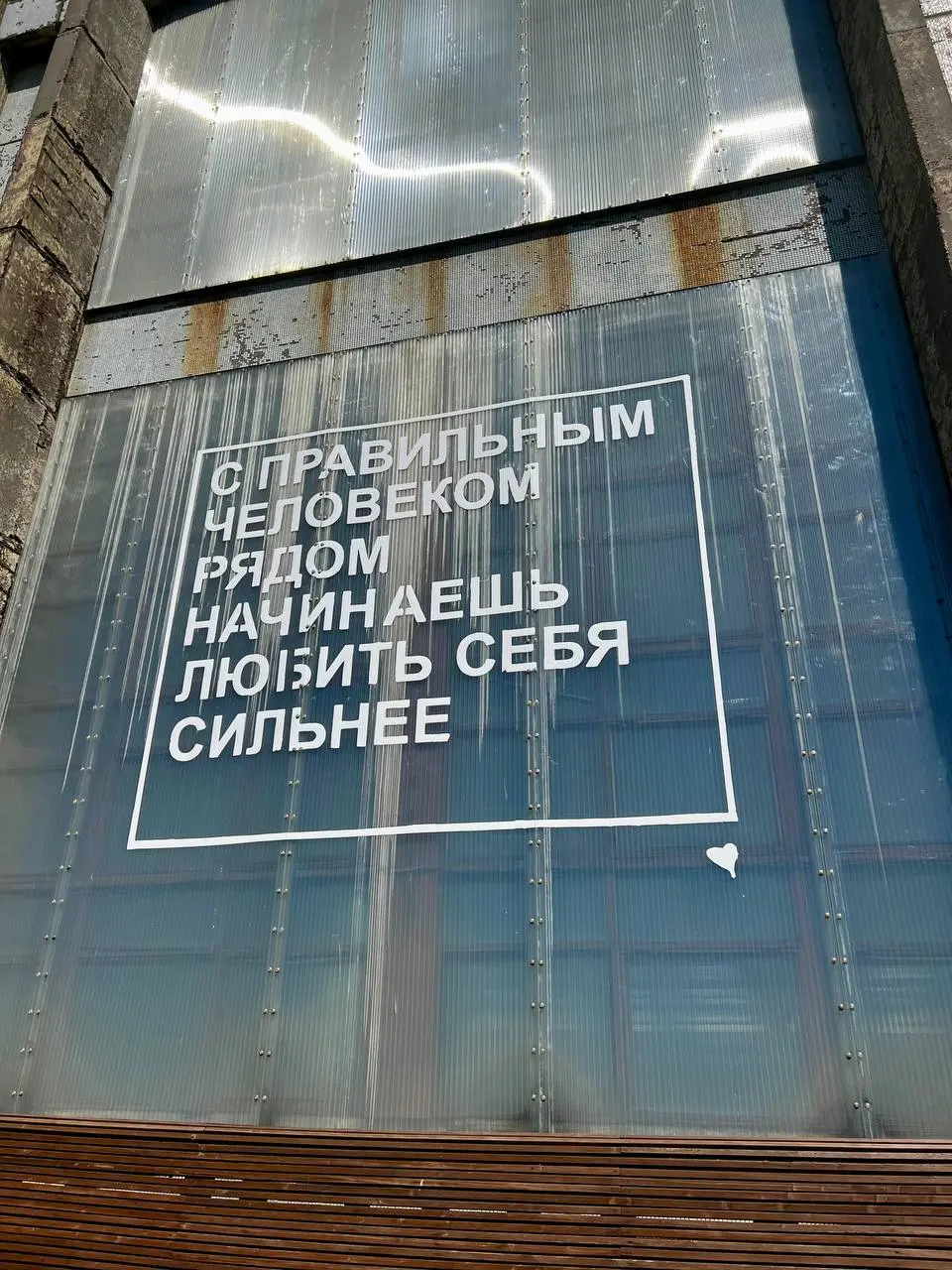 Почему я "ношу" своих коллег с собой
Задумалась о том, что все мы тут временные гости в карьере друг друга.
Вы знали, что профессиональный мир — он плоский? Нет, не в смысле теории заговора | Сетка — социальная сеть от hh.ru