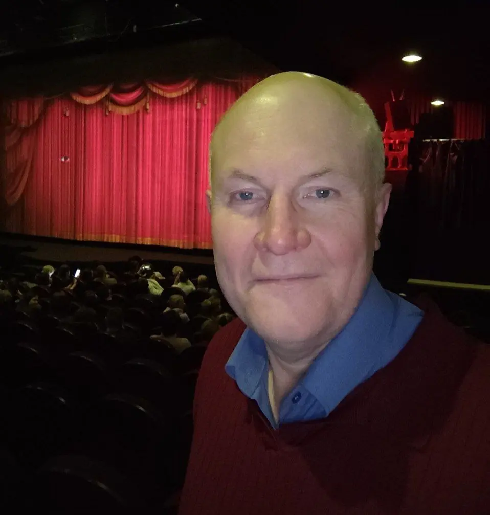 Вернулся из театра с вопросом, который не отпускает много лет: 
«Что сильнее — любовь или страх?»   
И мюзикл "Мастер и Маргарита"не просто дал ответ. Он разорвал мои представления о них в клочья | Сетка — социальная сеть от hh.ru