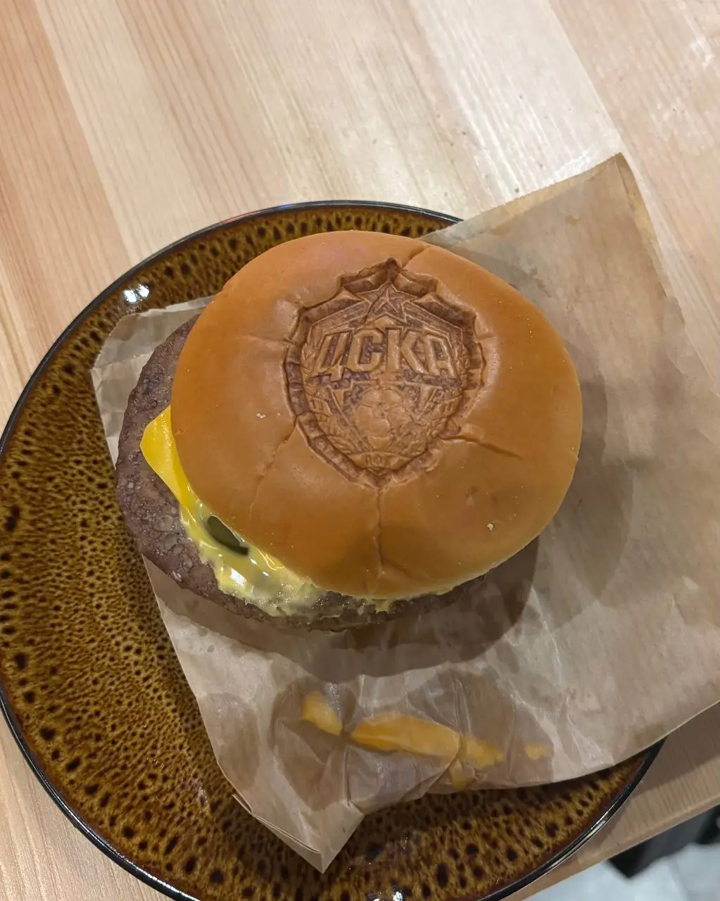 ❤️ FONBET BAR — топ-локация на стадионе ЦСКА!
Главное впечатление — это не просто випка с едой и напитками, а атмосферное место.
Интерьер, трофеи, вымпелы, джерси, даже бургер с лого ЦСКА | Сетка — социальная сеть от hh.ru