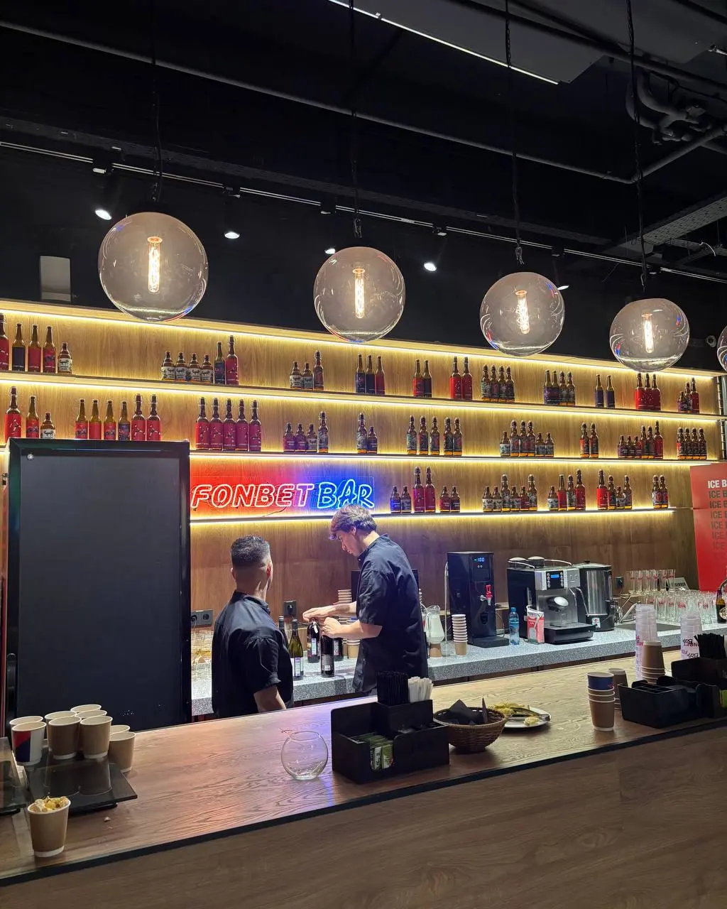 ❤️ FONBET BAR — топ-локация на стадионе ЦСКА!
Главное впечатление — это не просто випка с едой и напитками, а атмосферное место.
Интерьер, трофеи, вымпелы, джерси, даже бургер с лого ЦСКА | Сетка — социальная сеть от hh.ru