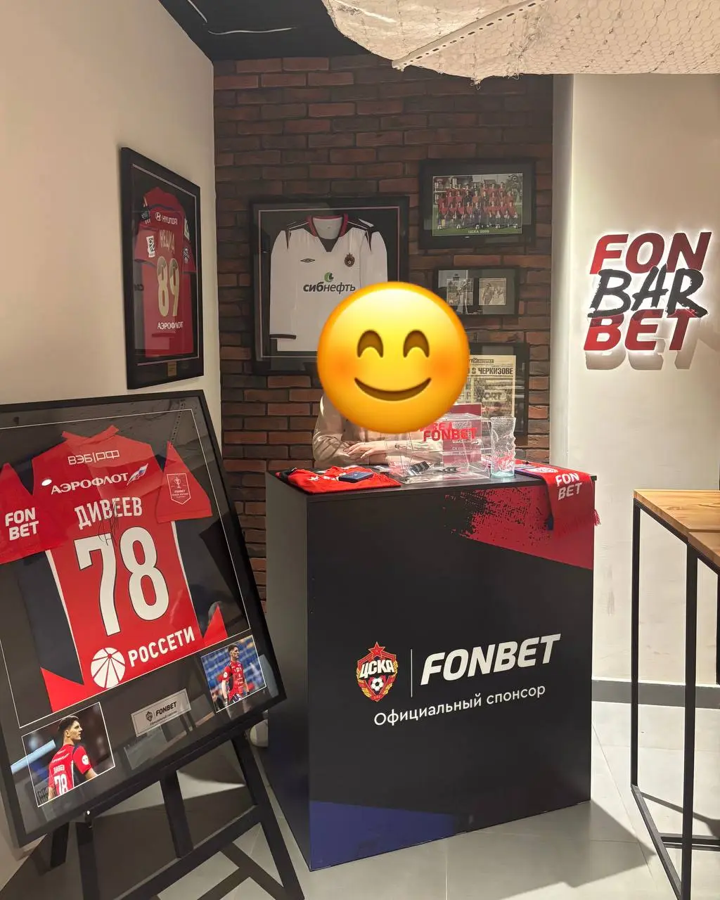 ❤️ FONBET BAR — топ-локация на стадионе ЦСКА!
Главное впечатление — это не просто випка с едой и напитками, а атмосферное место.
Интерьер, трофеи, вымпелы, джерси, даже бургер с лого ЦСКА | Сетка — социальная сеть от hh.ru