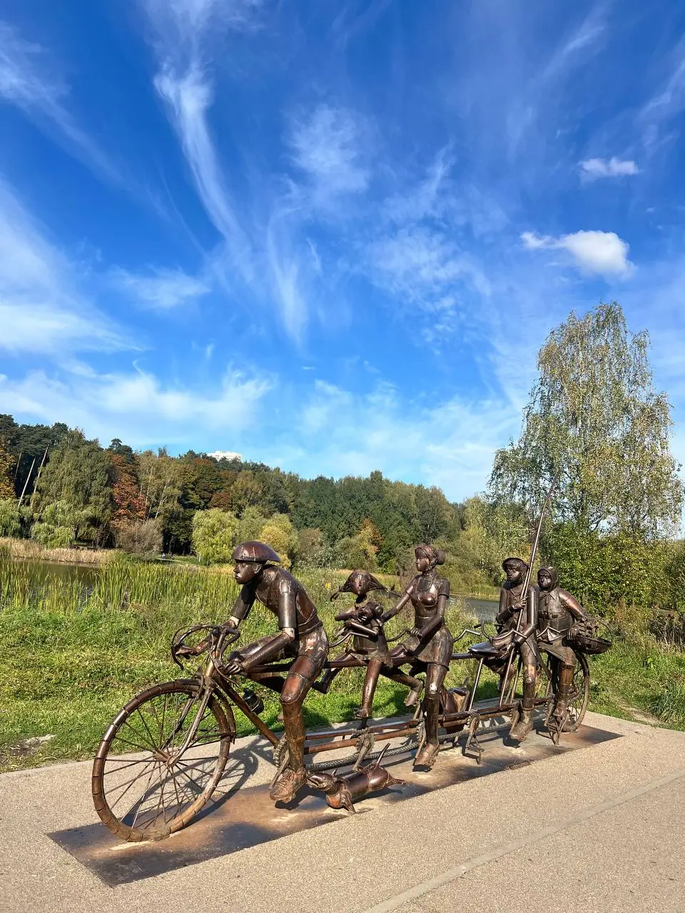 Московская осень 🍂
«Листья осень осыпает,
Гроздь рябины пламенеет,
Солнце бережно ласкает,
Как любовь, что душу греет!»
®️ Лариса Чистилина
Раз был todo list осени, придётся держать ответ
Часть 1⃣, ос... | Сетка — социальная сеть от hh.ru