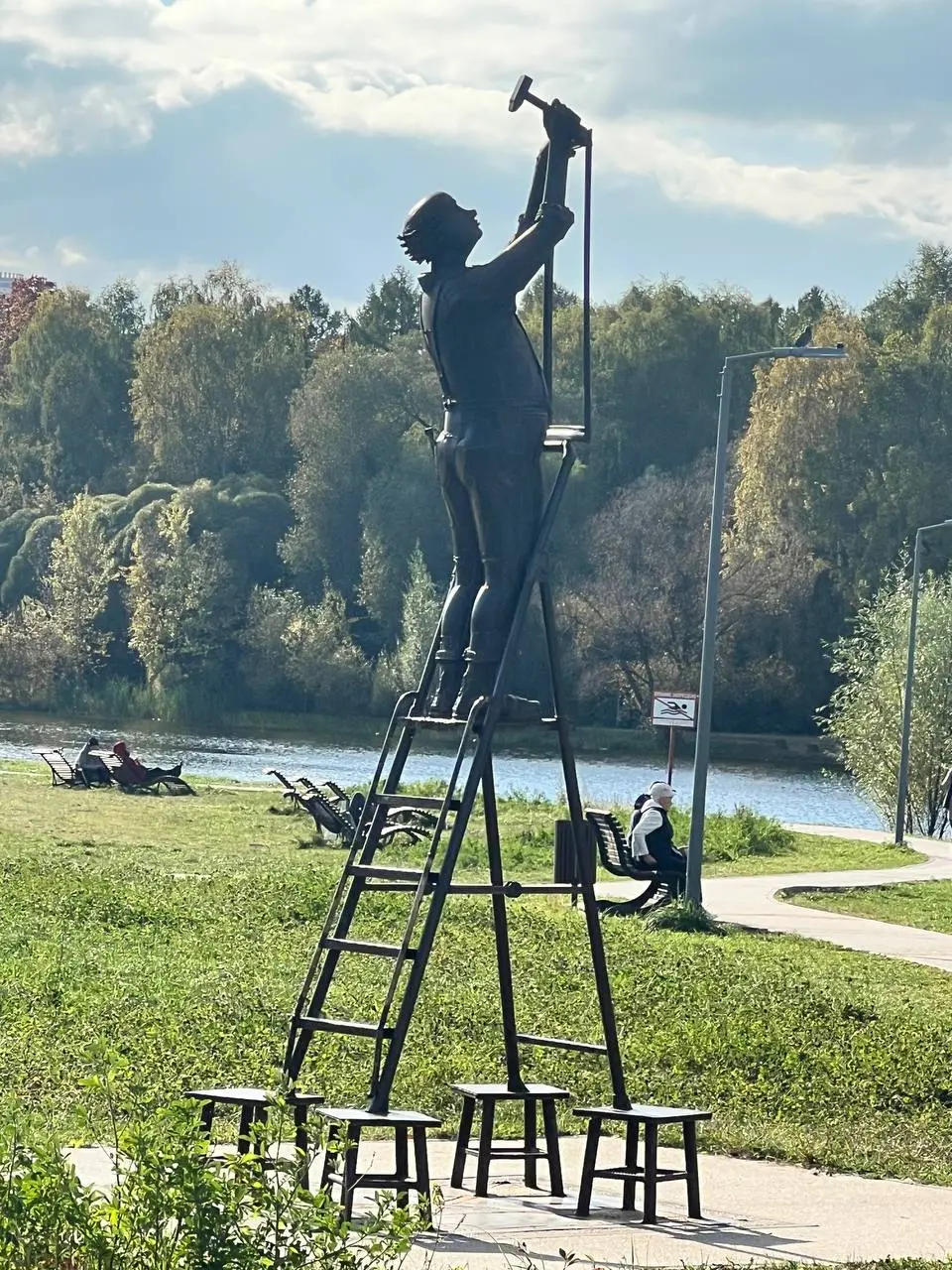 Московская осень 🍂
«Листья осень осыпает,
Гроздь рябины пламенеет,
Солнце бережно ласкает,
Как любовь, что душу греет!»
®️ Лариса Чистилина
Раз был todo list осени, придётся держать ответ
Часть 1⃣, ос... | Сетка — социальная сеть от hh.ru