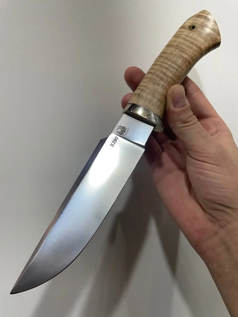 В продаже нож из премиальной порошковой стали S390
Твердость:67HRC
На рукояти японское дерево (вылетело из головы его название,если шарите подскажите в комментариях😄)
Ножны из кожи
Стоимость:19500₽
Дл... | Сетка — социальная сеть от hh.ru