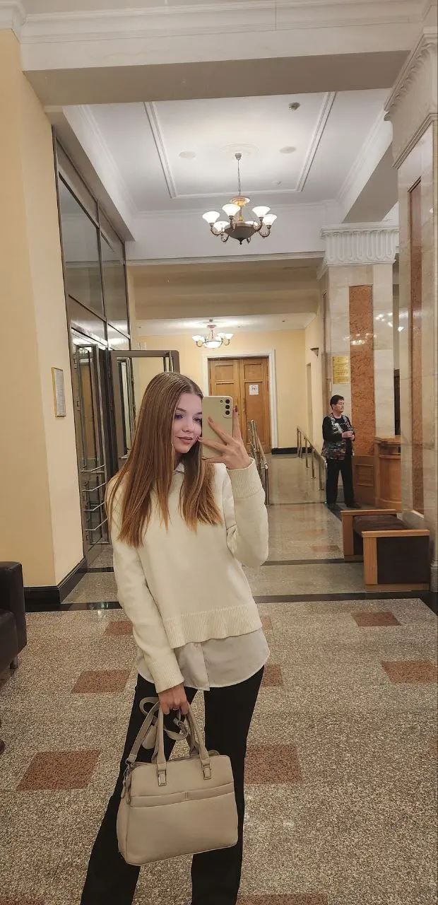 🎭 СВИДАНИЕ С СОБОЙ
Сегодня я устроила себе свидание. Без спутников, без компромиссов, без необходимости делить впечатления. Просто я и театр | Сетка — социальная сеть от hh.ru