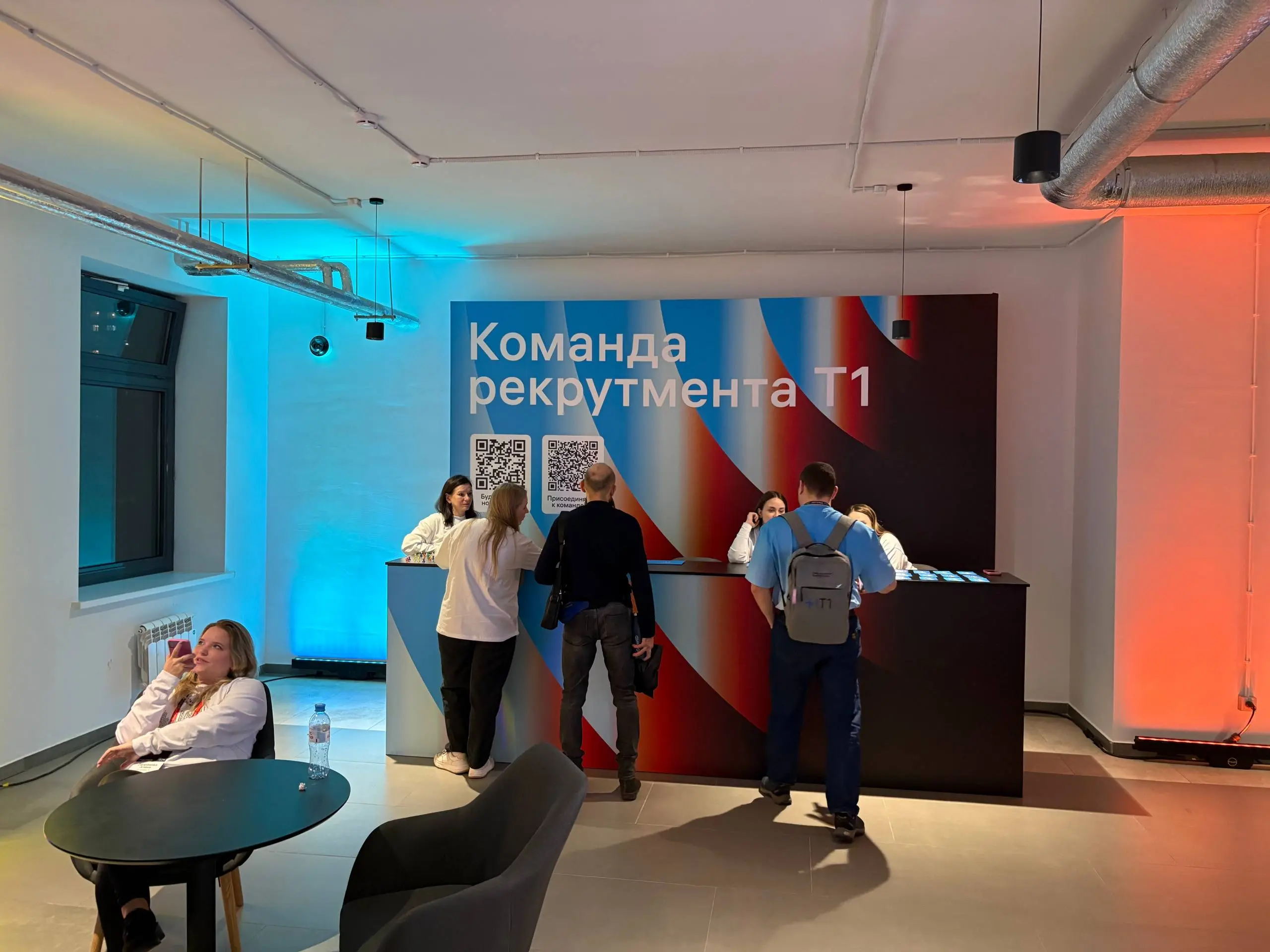 #ИмпульсТ1
Московский Импульс - это всегда очень людно, но при этом комфортно по свободному месту, видимо, по тому что доклады интересные были и народ по аудиториям сидел, развлекаясь на стендах у Циф... | Сетка — социальная сеть от hh.ru