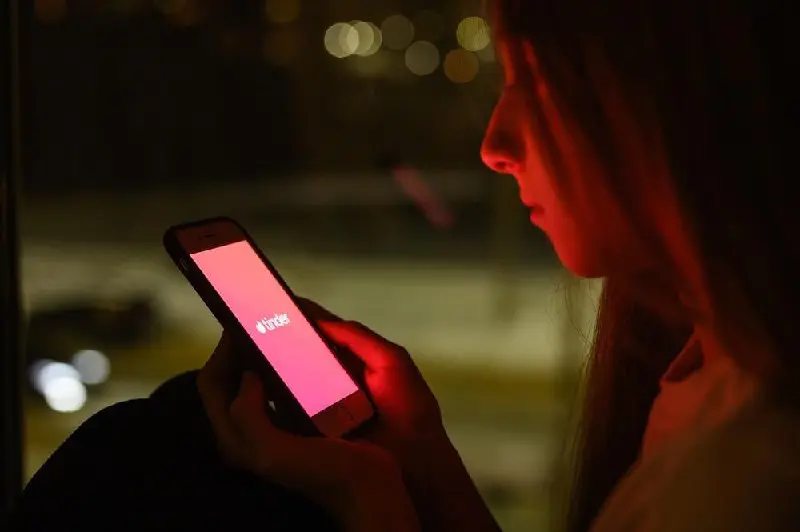 Tinder продолжает экспериментировать с фотографиями пользователей. В прошлом году приложение для знакомств запустило функцию на основе ИИ для подбора фотографий для профиля | Сетка — социальная сеть от hh.ru