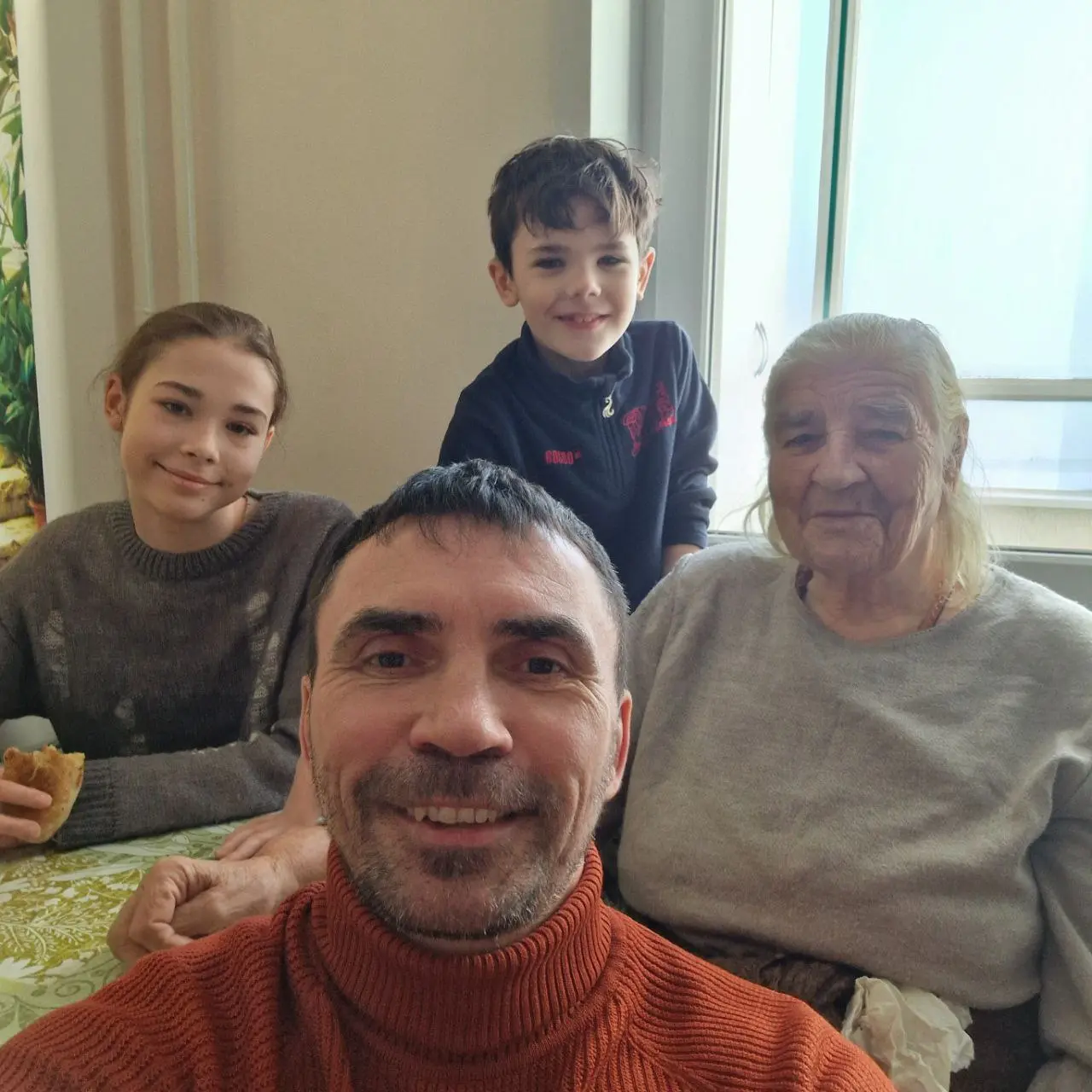 Приехали к маме в гости.
Дорогие друзья, сегодня день матери. Не забудьте поздравить своих матерей. | Сетка — социальная сеть от hh.ru