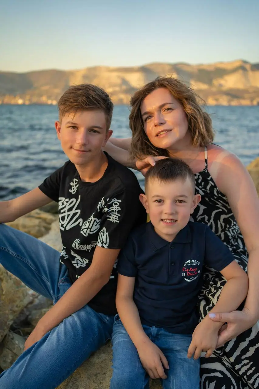 Дорогие мамы, бабушки и все, кто заменяет маму! ❤️
Сегодня в вашу честь зажигаются миллионы огоньков в детских глазах. И в наших с вами — тоже | Сетка — социальная сеть от hh.ru