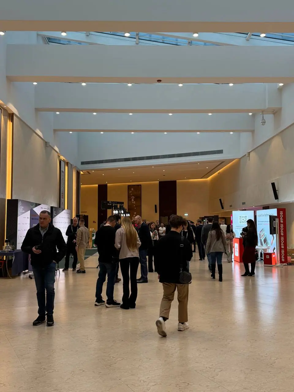Рабочее воскресенье на форуме «Investment Leaders 2025» 🔥 | Сетка — социальная сеть от hh.ru
