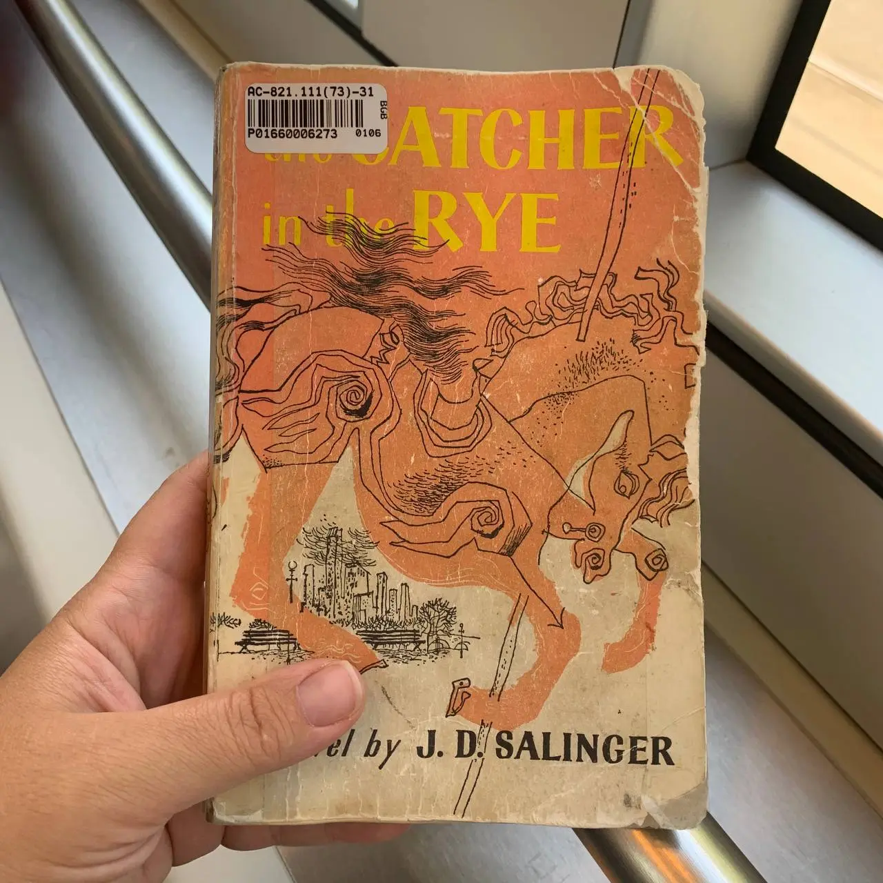 Радость — внезапно обнаружить, что читаю книгу в первой обложке 🤩 #будникопирайтера
Что читаете? Показывайте в комментариях 📚 | Сетка — социальная сеть от hh.ru
