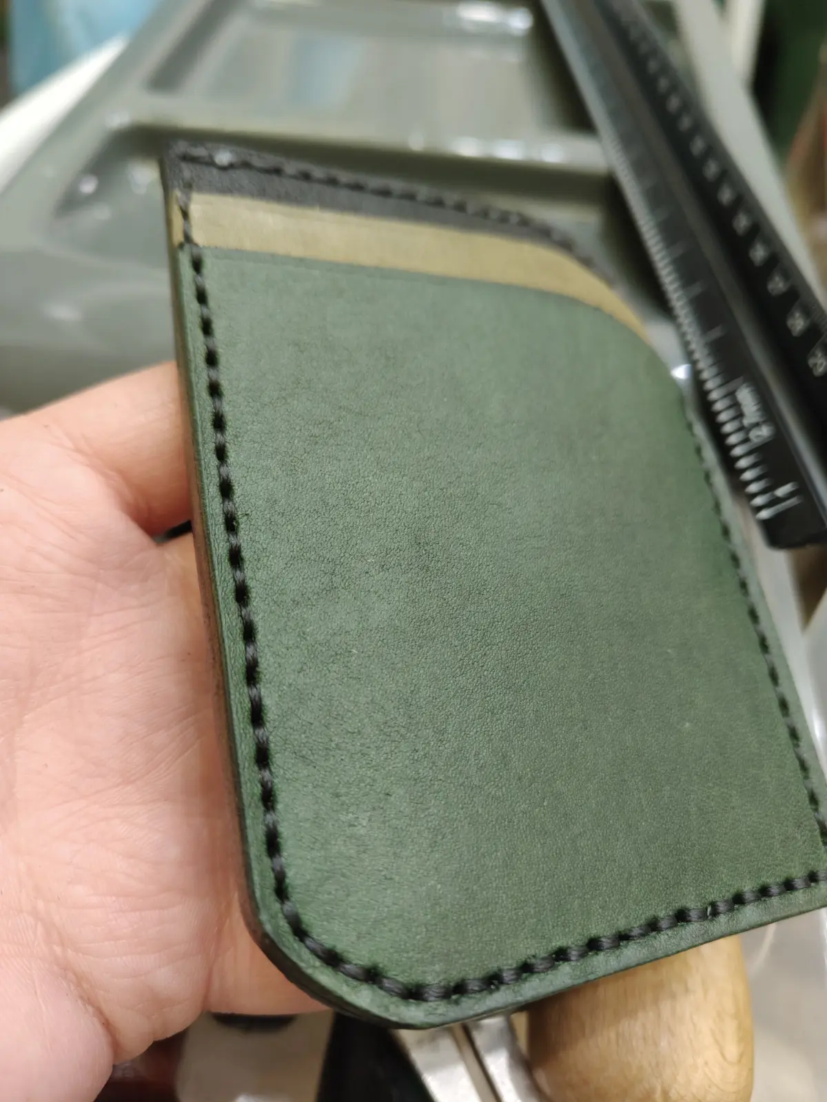 Картхолдер на 4 карты.
Из кожи 3-х цветов. Краст.  
#кожевник #натуральнаякожа #ручнаяработа #картхолдер | Сетка — социальная сеть от hh.ru