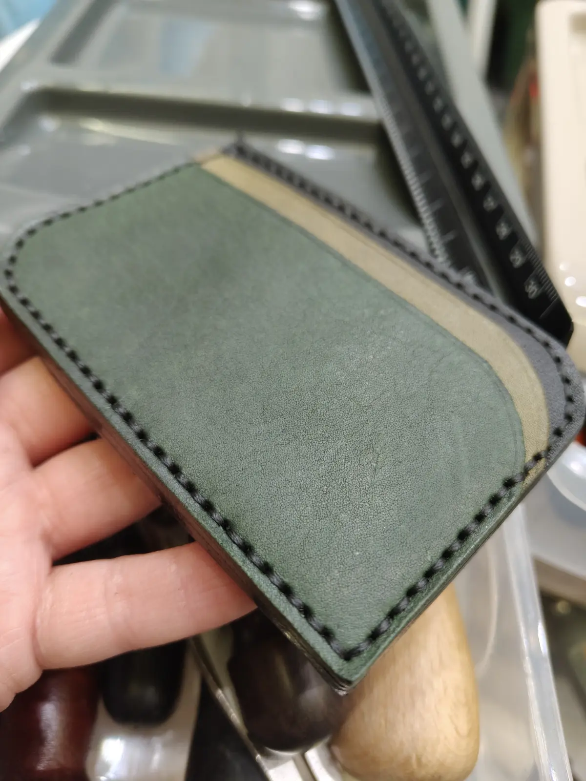 Картхолдер на 4 карты.
Из кожи 3-х цветов. Краст.  
#кожевник #натуральнаякожа #ручнаяработа #картхолдер | Сетка — социальная сеть от hh.ru