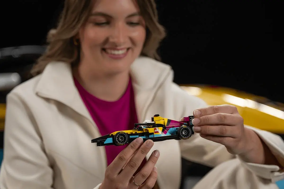 LEGO представила собственный болид Формулы-1, с которым планирует выступать в серии F1 Academy в сезоне 2026 года. Команду LEGO Racing будет представлять нидерландская гонщица Эсме Костерман | Сетка — социальная сеть от hh.ru