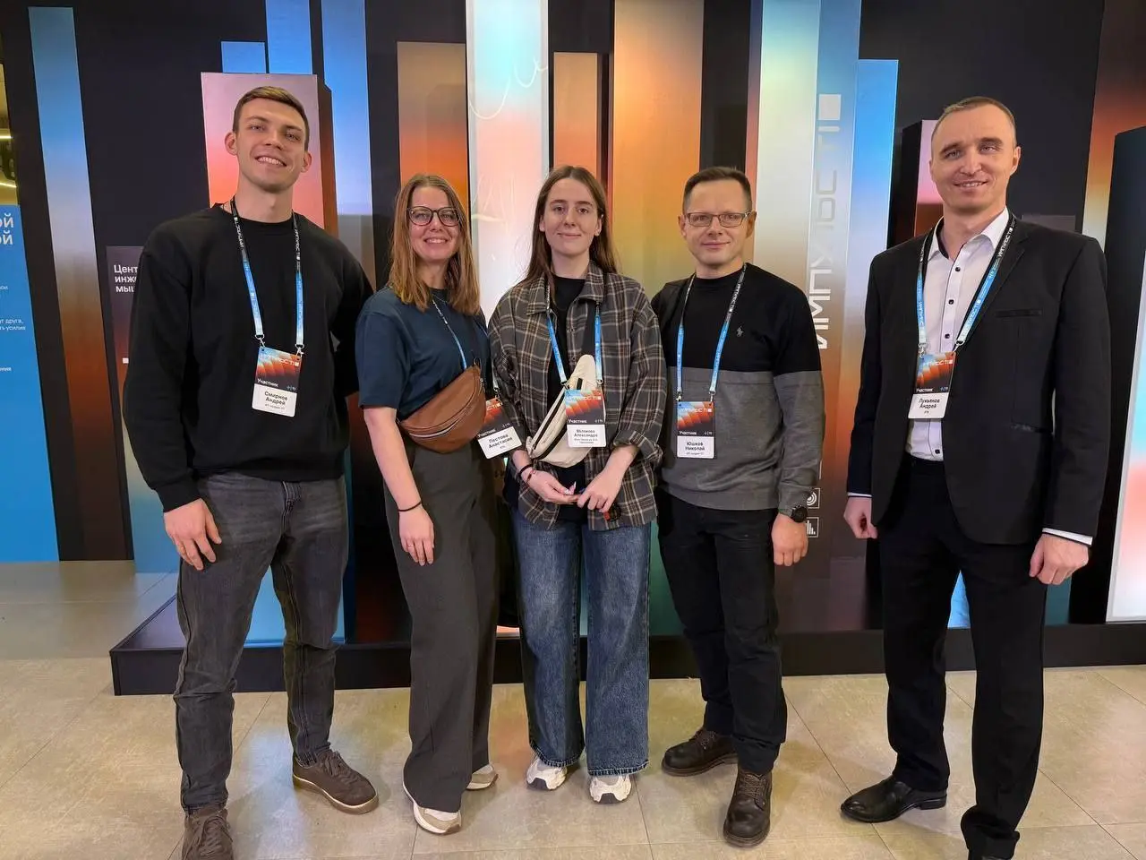 Вот так вот, работаешь с людьми в одной команде, знаешь их только по аватаркам и голосам на созвонах... И внезапно встречаешь на конференции. Без бэйджа я узнал только Андрея (крайний слева) | Сетка — социальная сеть от hh.ru