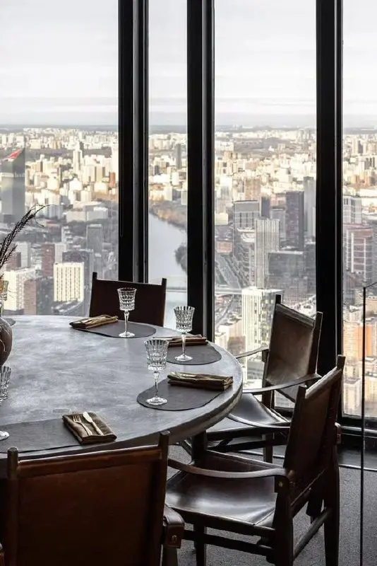 Jamaa restaurant & bar заработал на 84 этаже Москва-Сити, башня «ОКО».
Название Jamaa в переводе с суахили означает «община» или «семья» | Сетка — социальная сеть от hh.ru