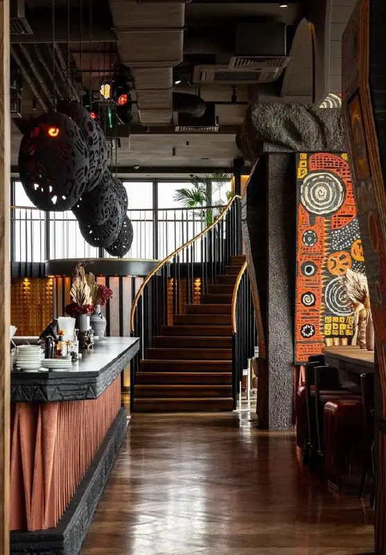 Jamaa restaurant & bar заработал на 84 этаже Москва-Сити, башня «ОКО».
Название Jamaa в переводе с суахили означает «община» или «семья» | Сетка — социальная сеть от hh.ru