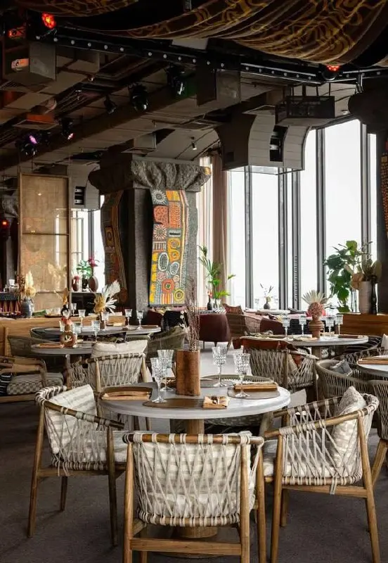 Jamaa restaurant & bar заработал на 84 этаже Москва-Сити, башня «ОКО».
Название Jamaa в переводе с суахили означает «община» или «семья» | Сетка — социальная сеть от hh.ru