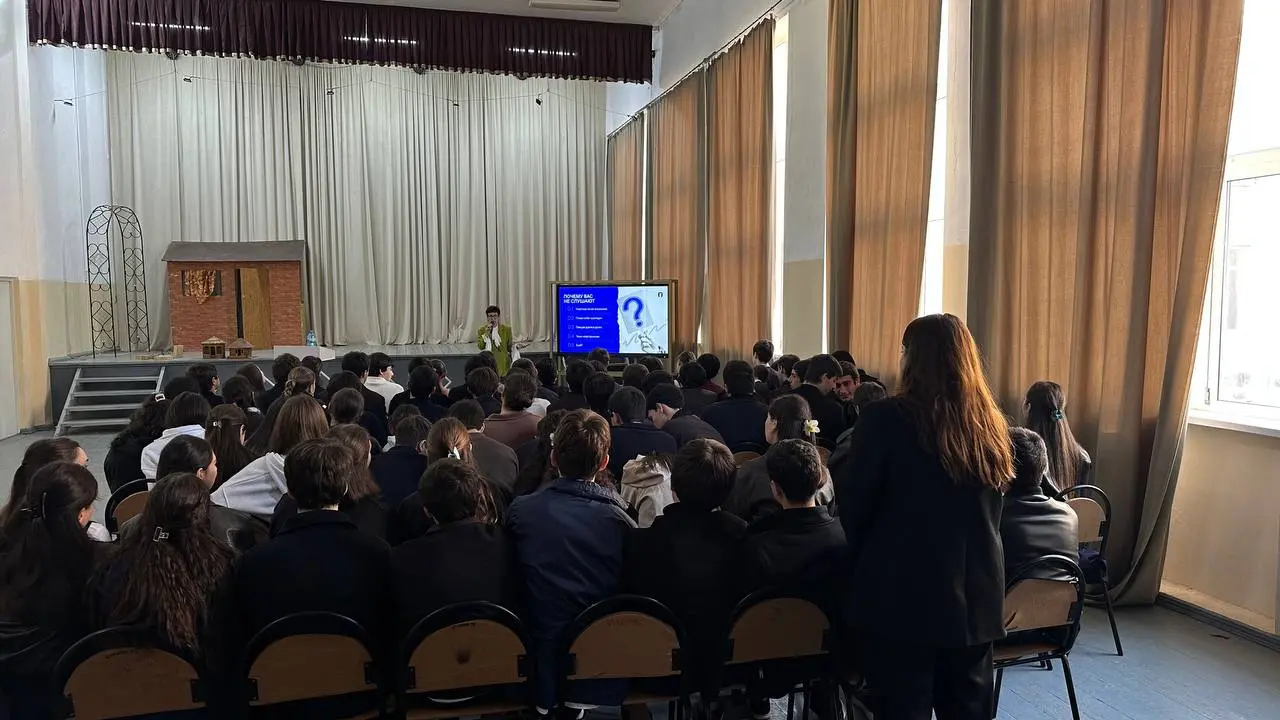 Недавно проводила мастер-класс по ораторскому искусству, конечно же 😊
И затронула тему отношения к публике.
Любите свою аудиторию
говорю я | Сетка — социальная сеть от hh.ru