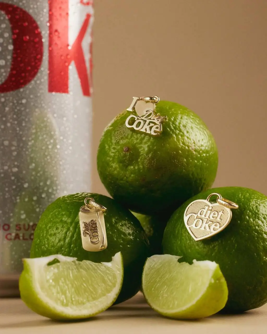 Ювелирные украшения для КОКАКОЛИКОВ выкатил бренд Yeah it’s jewelry в совместке с Coca Cola! Это шармы из 14-каратного золота в форме классической бутылки, крышечки, сердца и банки | Сетка — социальная сеть от hh.ru