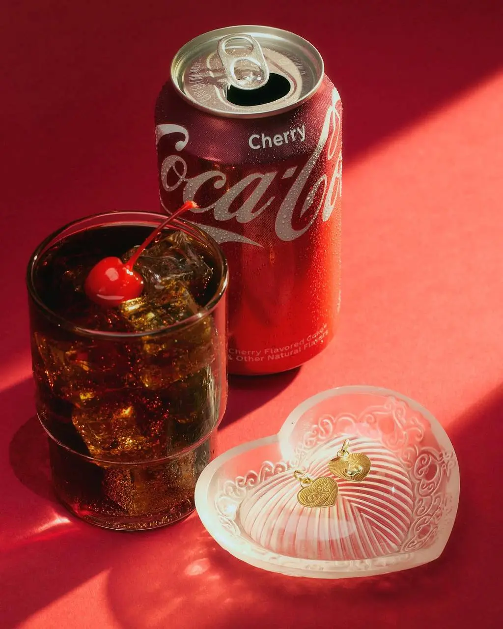 Ювелирные украшения для КОКАКОЛИКОВ выкатил бренд Yeah it’s jewelry в совместке с Coca Cola! Это шармы из 14-каратного золота в форме классической бутылки, крышечки, сердца и банки | Сетка — социальная сеть от hh.ru