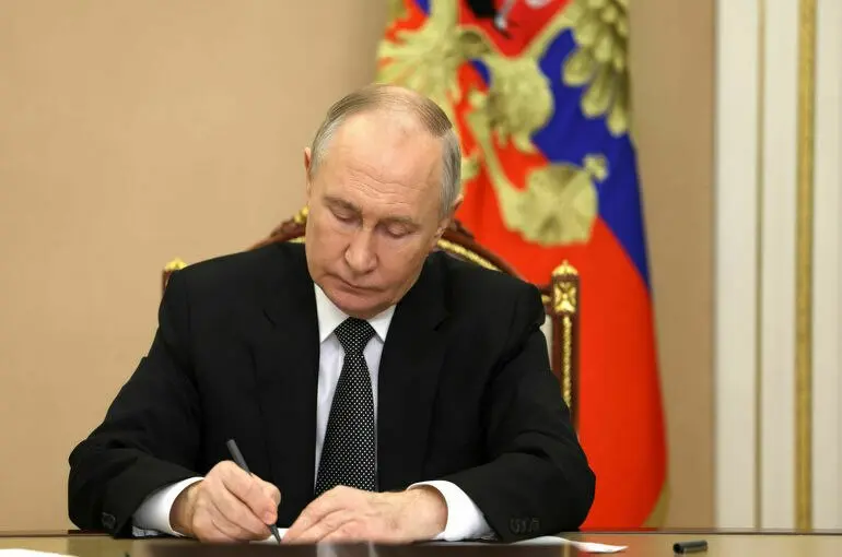 Президент России Владимир Путин 28 ноября подписал пакет законов о внесении изменений в Налоговый кодекс, среди них, в частности, закон о поэтапном снижении порога выручки малого бизнеса для уплаты НД... | Сетка — социальная сеть от hh.ru