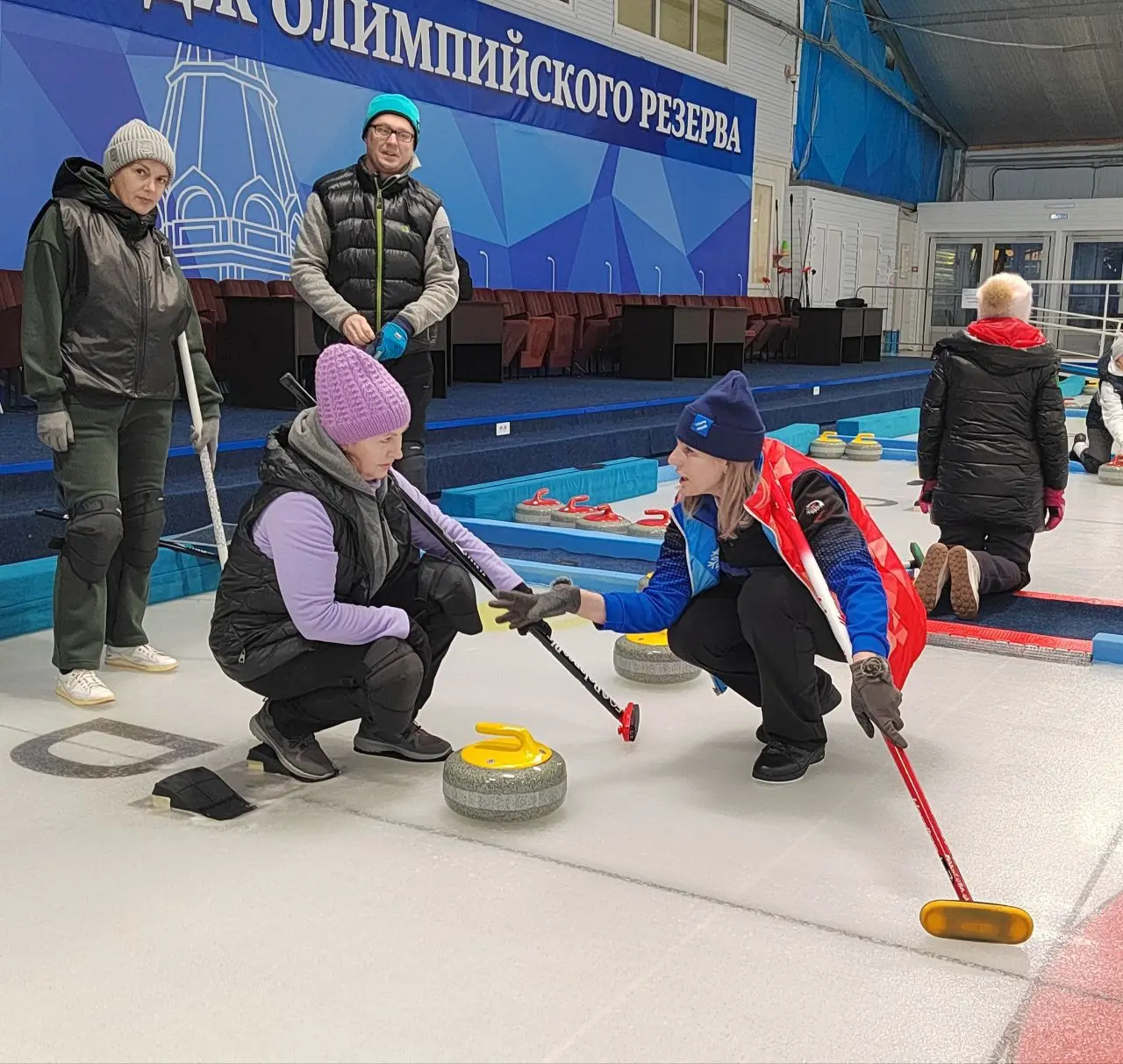 Вчера графологи Сибири неожиданно для самих себя оказались… на льду!
Да-да, мы впервые сыграли в керлинг — и, кажется, нашли новый способ прокачивать командный дух 😄🥌
И вот что самое интересное:
После... | Сетка — социальная сеть от hh.ru