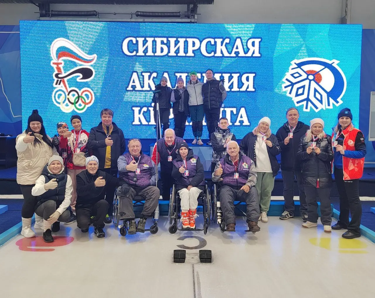 Вчера графологи Сибири неожиданно для самих себя оказались… на льду!
Да-да, мы впервые сыграли в керлинг — и, кажется, нашли новый способ прокачивать командный дух 😄🥌
И вот что самое интересное:
После... | Сетка — социальная сеть от hh.ru