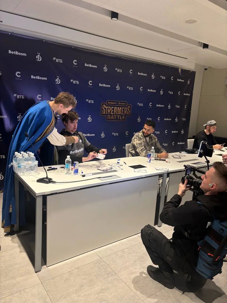 ⚡️️️️️️️ BetBoom залетел с неймингом на первый стадионный медиатурнир по доте в истории РФ по Dota 2!
Что это значит и как прошло?
BetBoom Streamers Battle х Динамо — медийный LAN-турнир, на арене и с... | Сетка — социальная сеть от hh.ru