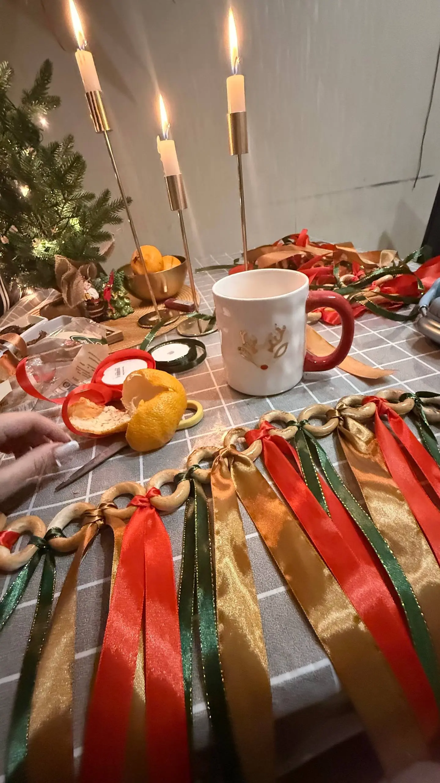 С первым днем зимы❄️🧣🎄
В этом году решила поэкспериментировать с обычными нашими игрушками и добавить золотых флажков и сушек
Вышло давольно необычно | Сетка — социальная сеть от hh.ru