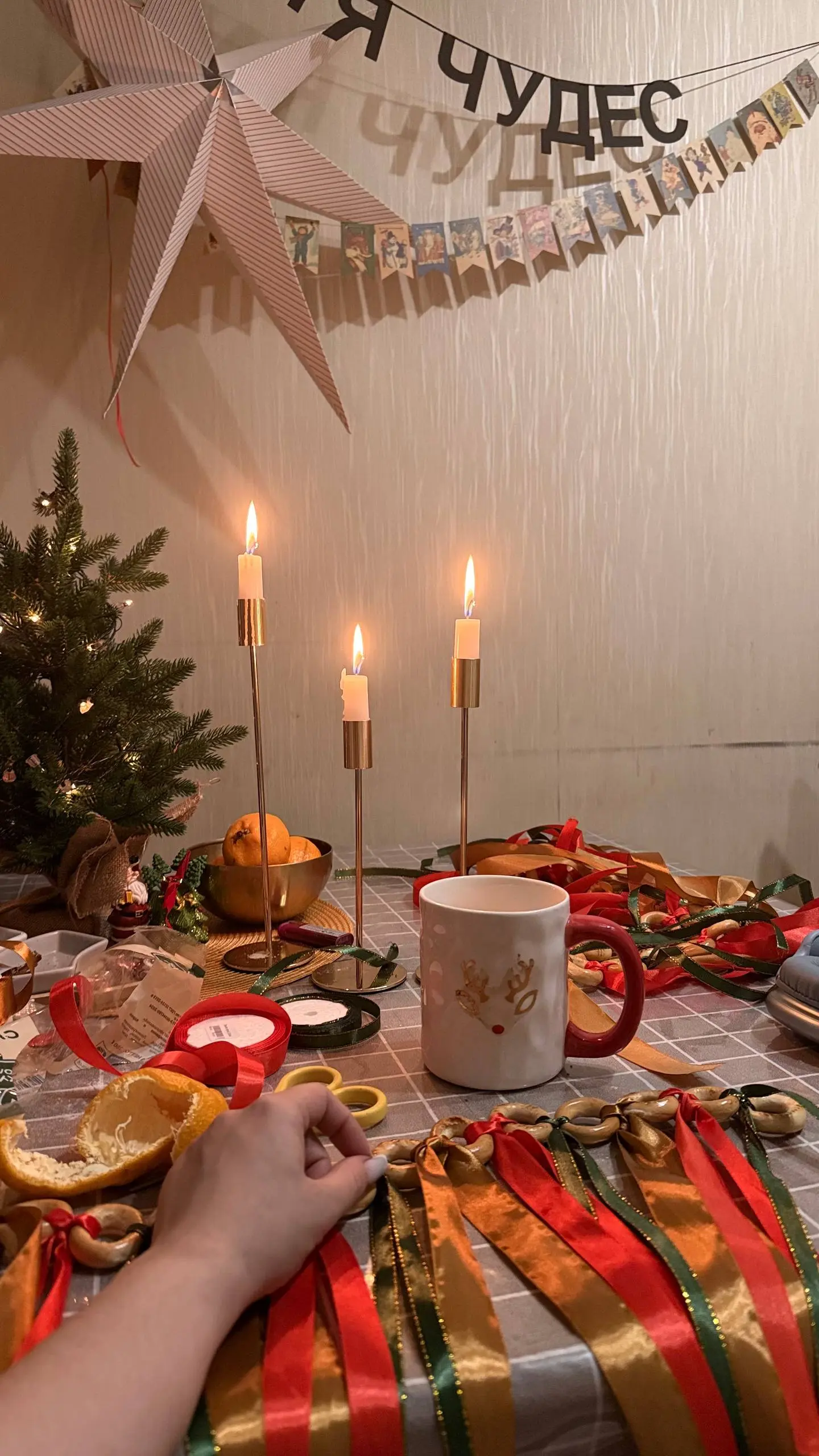 С первым днем зимы❄️🧣🎄
В этом году решила поэкспериментировать с обычными нашими игрушками и добавить золотых флажков и сушек
Вышло давольно необычно | Сетка — социальная сеть от hh.ru