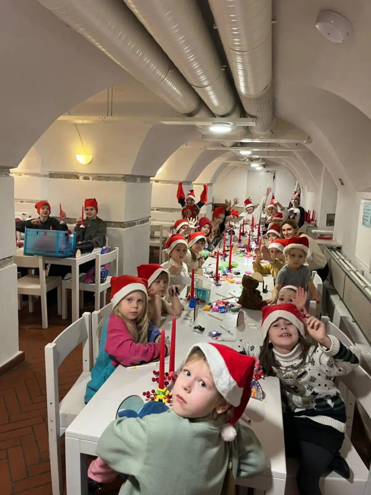 Возле стола с салатом – ангел с весами | Сетка — социальная сеть от hh.ru