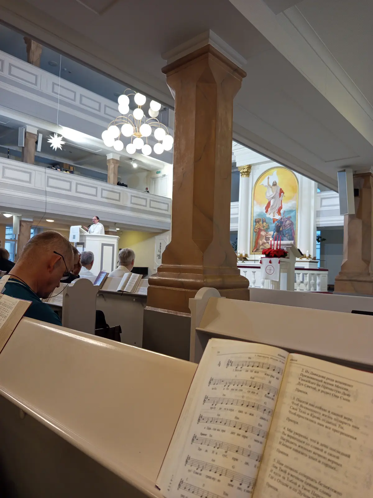 Возле стола с салатом – ангел с весами | Сетка — социальная сеть от hh.ru