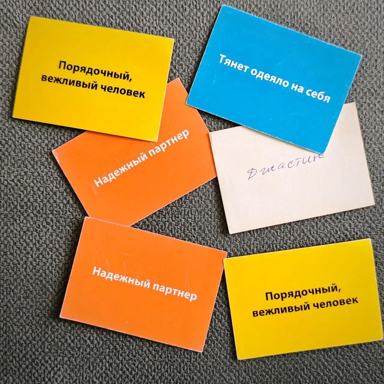 Государство, где всё решают переговоры (Часть 1) 🌍
В Сочи собрались 120 человек — руководители, управленцы, те, кто привык держать всё под контролем 🧠
Я попал в новый мир | Сетка — социальная сеть от hh.ru