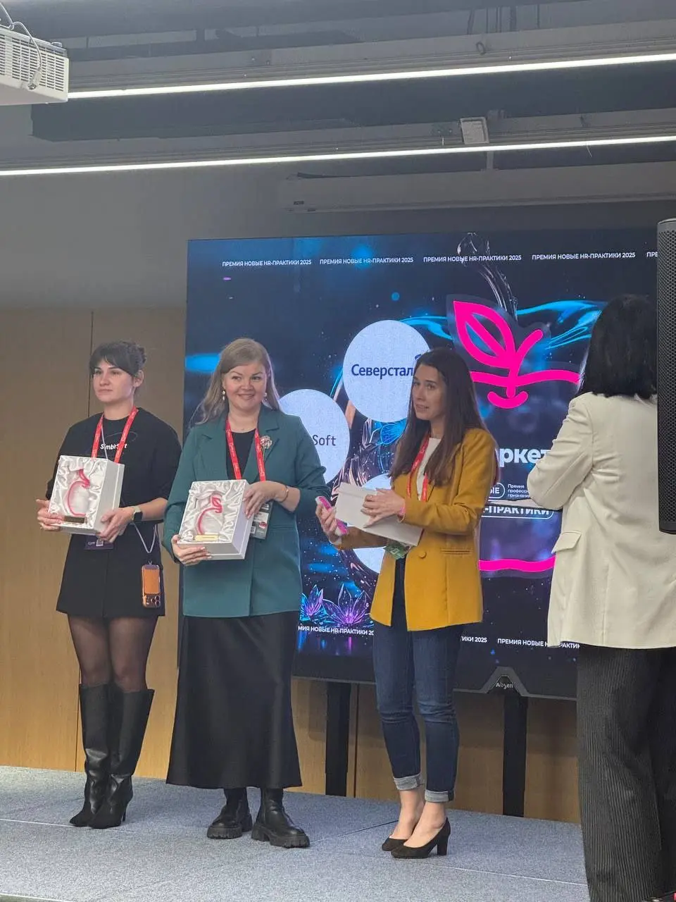 Друзья, привет! 👋
Вчера я побывала на премии “Новые HR‑практики” - и это было по‑настоящему вдохновляюще!
В очередной раз восхищаюсь командой клуба “Как делать” 🔥 Каждый год они придумывают что‑то нов... | Сетка — социальная сеть от hh.ru