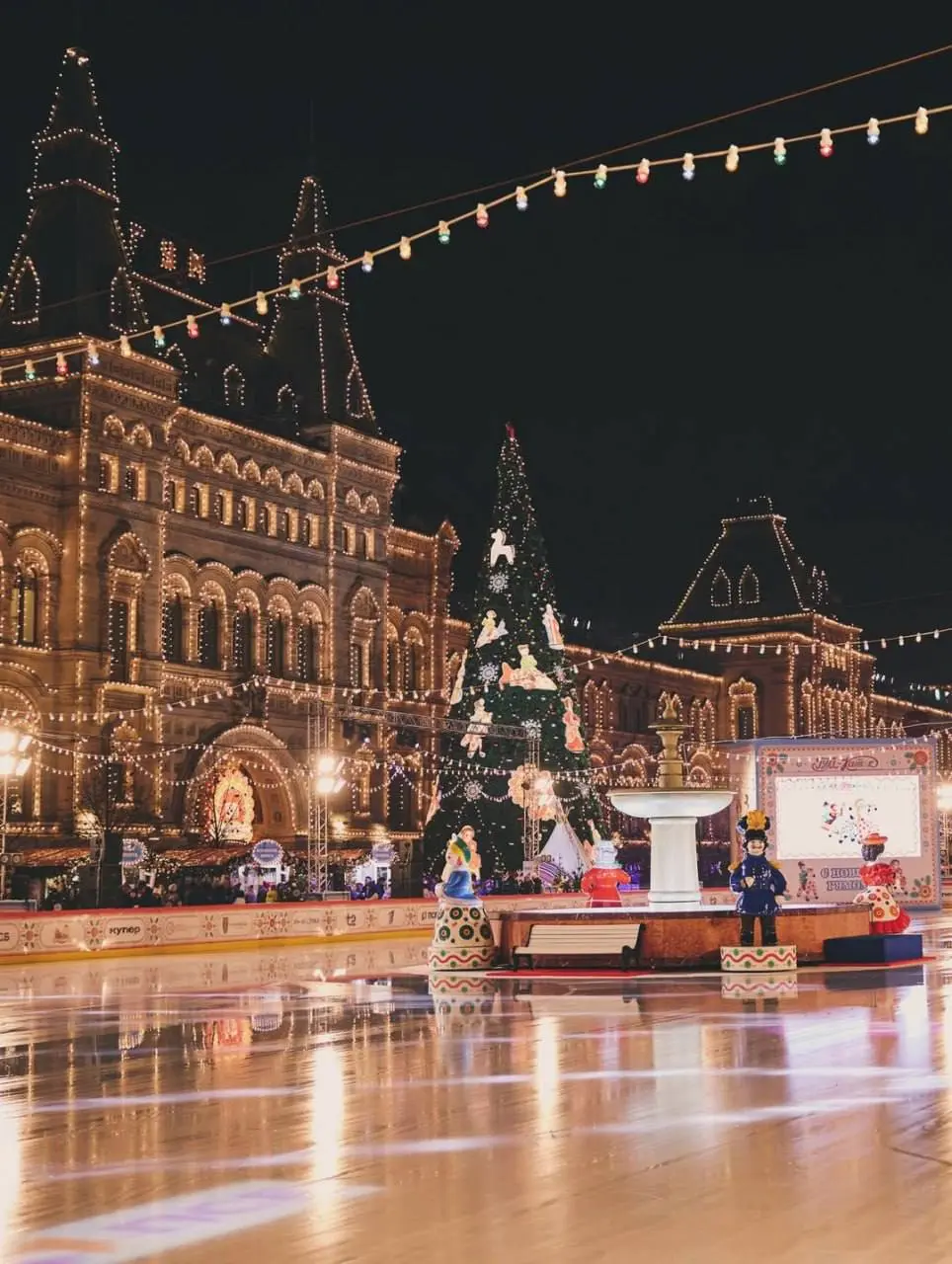 ⛸️ На Красной площади открылся ГУМ-каток
Бесплатно его можно посетить с 1 по 15 декабря и с 12 января по 1 марта в будни с 9:00 до 14:30 (по регистрации)
▫️В остальное время стоимость катаний от 800₽ ... | Сетка — социальная сеть от hh.ru