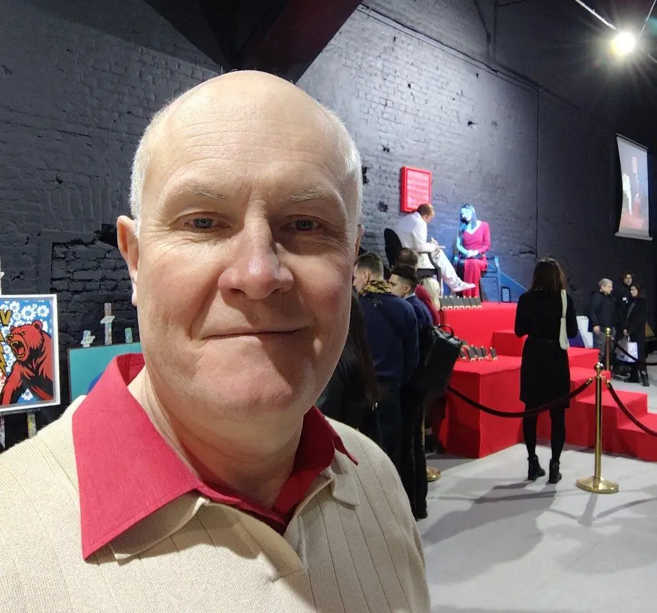 Почему один идет, а другой топчется?  
Секрет не в обстоятельствах.
Он — в НАМЕРЕНИИ.  
Представьте двух людей: 
- Один получает отказ за отказом, но продолжает идти | Сетка — социальная сеть от hh.ru