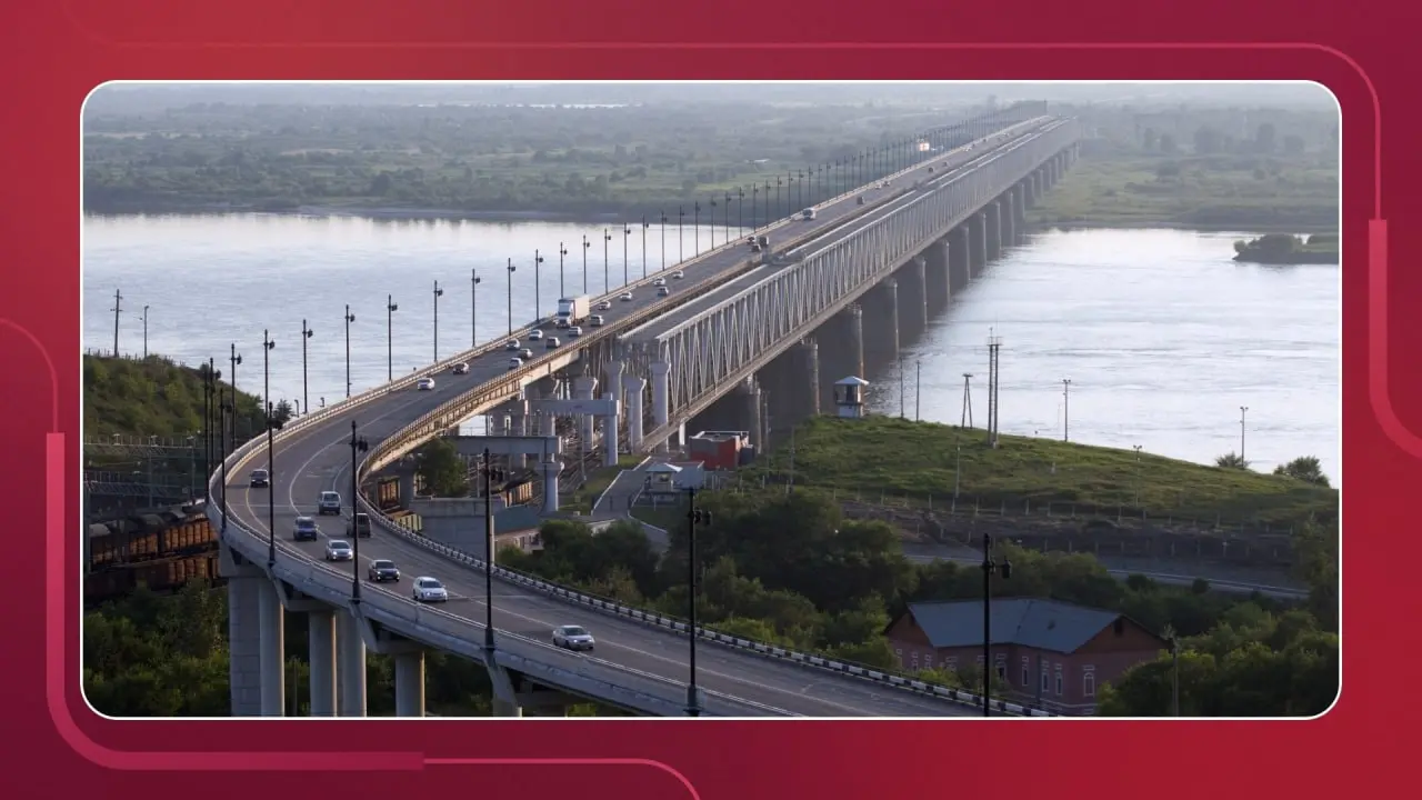 ⭐️ Этот мост знаком вам по пятитысячной купюре, но знаете ли вы его историю? 
Речь, конечно, о знаменитом Хабаровском мосте — настоящем «Амурском чуде»! В конце XIX — начале XX века, когда строили Тра... | Сетка — социальная сеть от hh.ru
