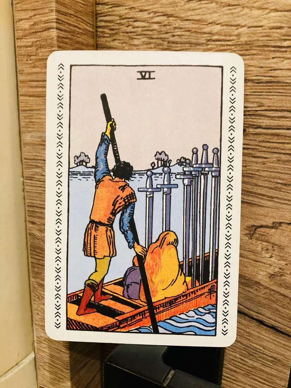 ✨Карта Дня - Шестерка Мечей✨
Сегодня ни шторма, ни солнцестояния. Вода спокойная, но плыть всё равно надо.
Ты, наверное, чувствуешь усталость от чего-то старого. Но и прыгнуть в новое страшно | Сетка — социальная сеть от hh.ru