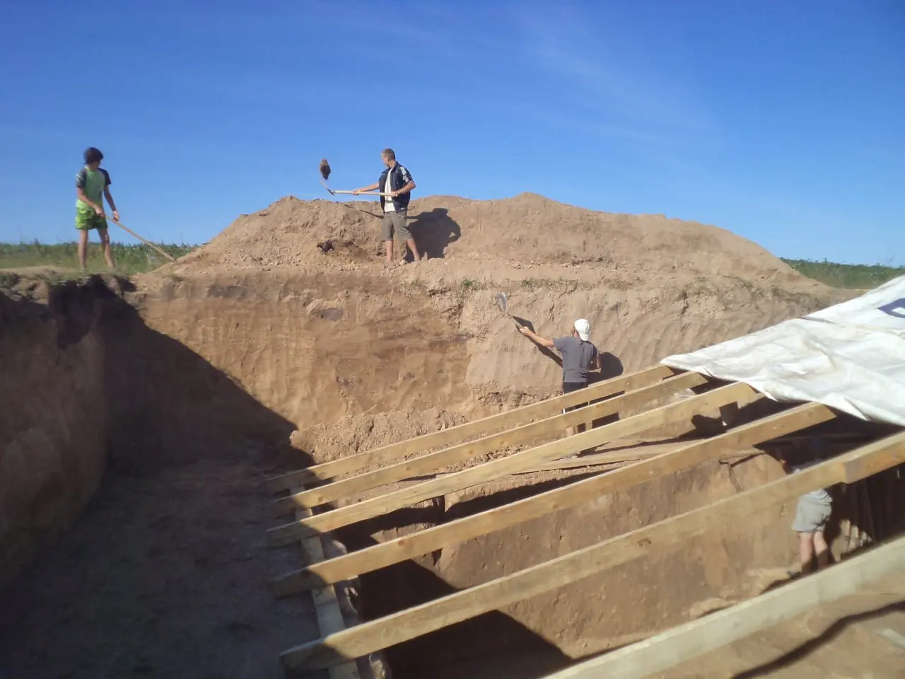 Лайфхак от археолога: как копать яму и не застрять в вечности.
Глядя на наш раскоп – бросаются в глаза ступени вдоль стен. Вот о них сегодня и поговорим | Сетка — социальная сеть от hh.ru