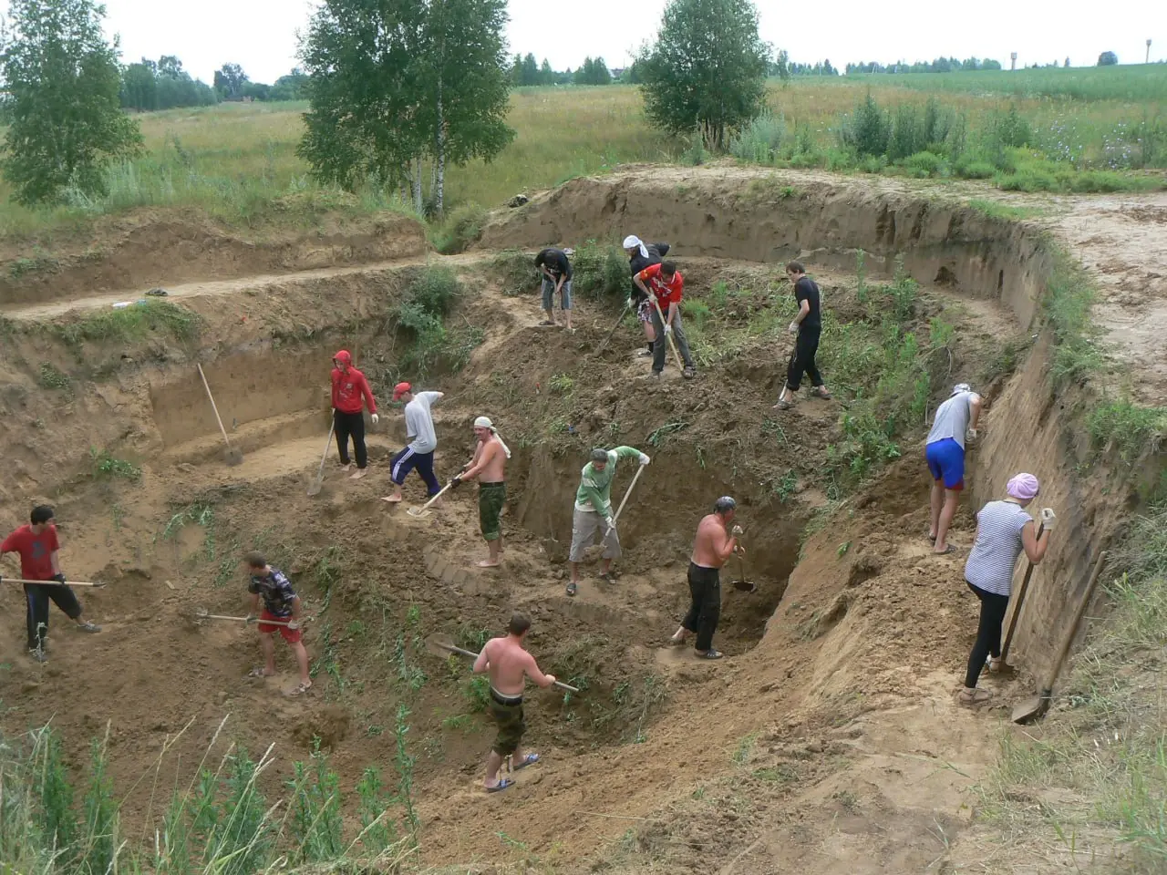 Лайфхак от археолога: как копать яму и не застрять в вечности.
Глядя на наш раскоп – бросаются в глаза ступени вдоль стен. Вот о них сегодня и поговорим | Сетка — социальная сеть от hh.ru