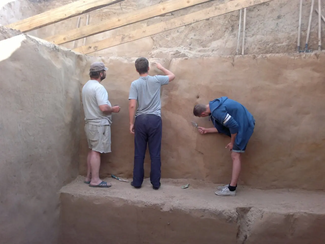 Лайфхак от археолога: как копать яму и не застрять в вечности.
Глядя на наш раскоп – бросаются в глаза ступени вдоль стен. Вот о них сегодня и поговорим | Сетка — социальная сеть от hh.ru