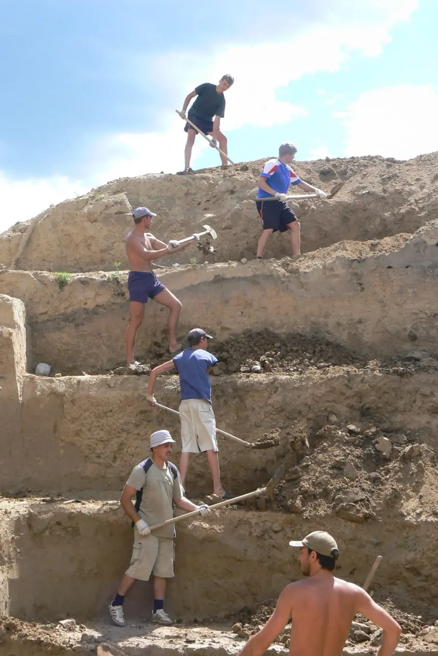 Лайфхак от археолога: как копать яму и не застрять в вечности.
Глядя на наш раскоп – бросаются в глаза ступени вдоль стен. Вот о них сегодня и поговорим | Сетка — социальная сеть от hh.ru