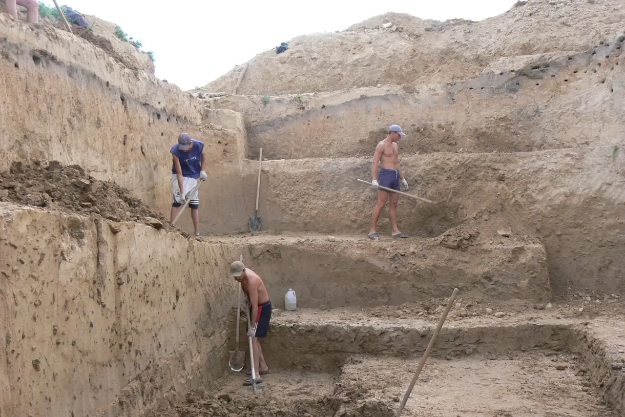 Лайфхак от археолога: как копать яму и не застрять в вечности.
Глядя на наш раскоп – бросаются в глаза ступени вдоль стен. Вот о них сегодня и поговорим | Сетка — социальная сеть от hh.ru