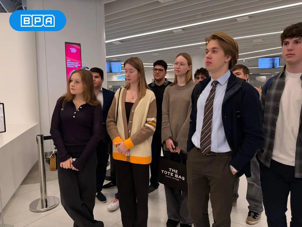 Делегация ВШГА МГУ в кластере «Ломоносов»
✌️ На прошлой неделе мы вновь встречали гостей в офисе: к нам в гости приехала делегация ВШГА МГУ | Сетка — социальная сеть от hh.ru