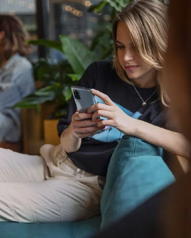 #фразадня
Фаббист — это тот, кто во время разговора с другим человеком постоянно отвлекается на свой телефон, проявляя неуважение к собеседнику | Сетка — социальная сеть от hh.ru