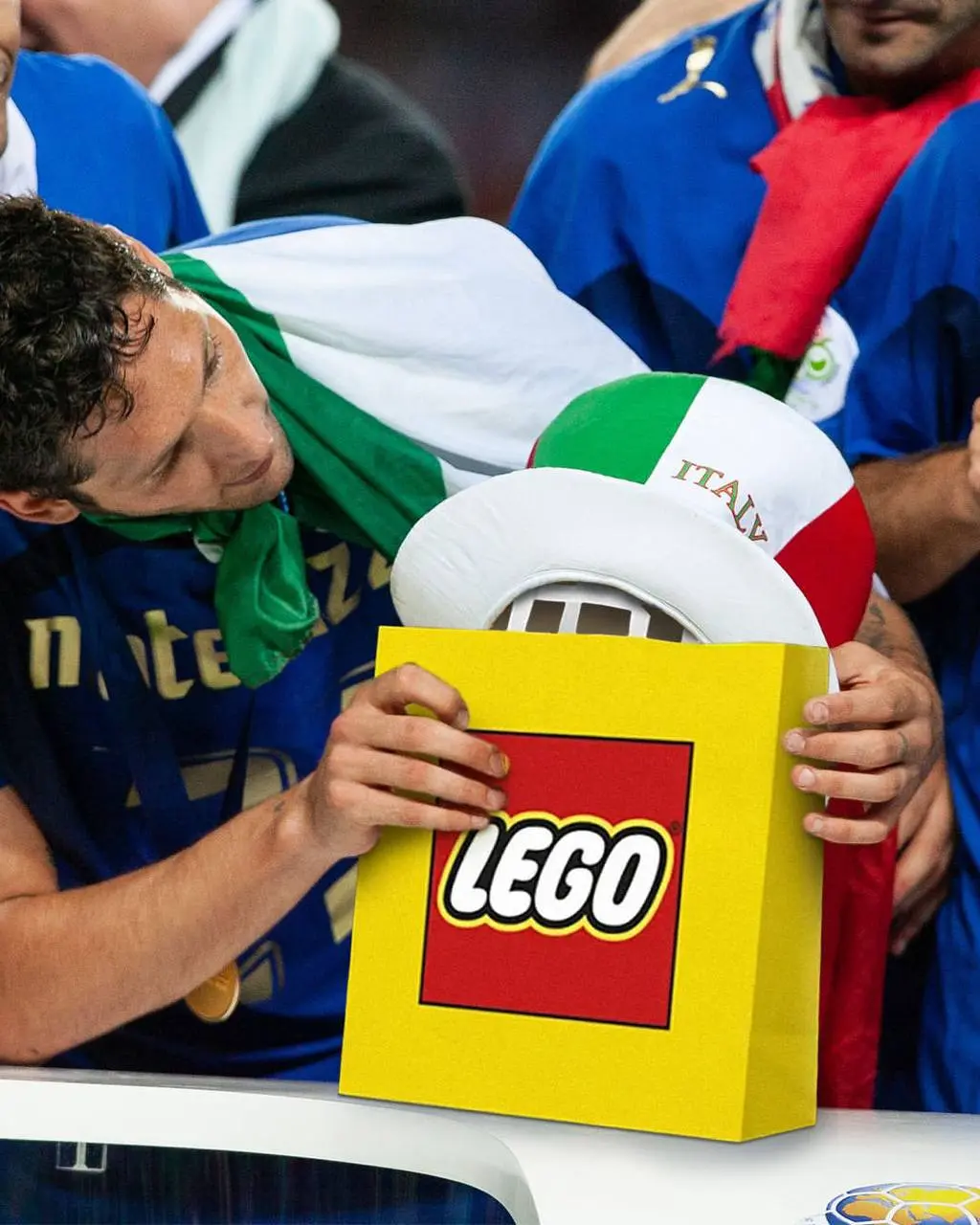 ✍️Кубик в кубе. LEGO представил конструктор в виде Кубка Мира. Купить кубок почти из трех тысяч кубиков можно будет в марте за 179,9$ | Сетка — социальная сеть от hh.ru