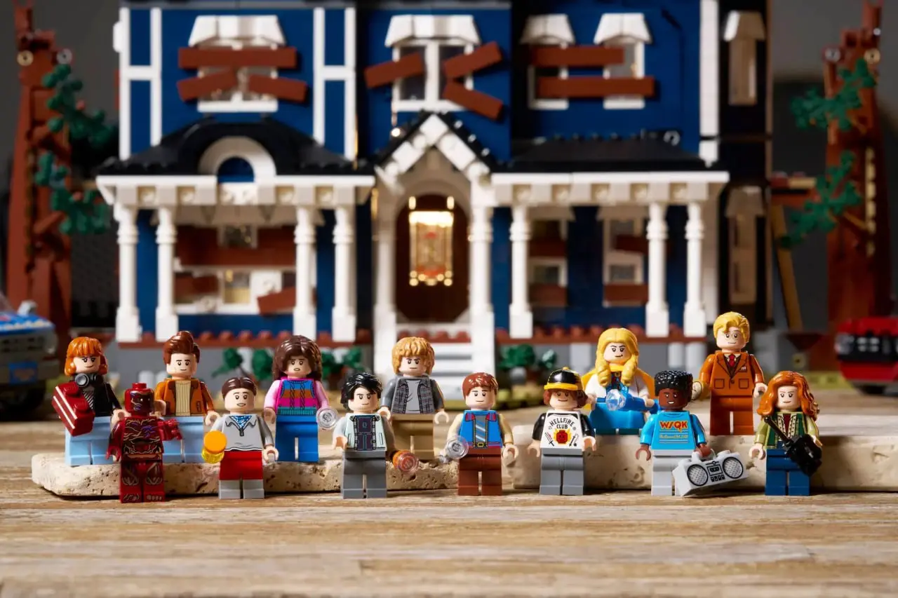 Lego раскрыли детали нового набора по «Очень странным делам».
Собрать придётся дом Векны, пару машин и 13 фигурок героев. Всего 2593 детали.
Цена вопроса — 300 баксов (~24 400 рублей) | Сетка — социальная сеть от hh.ru